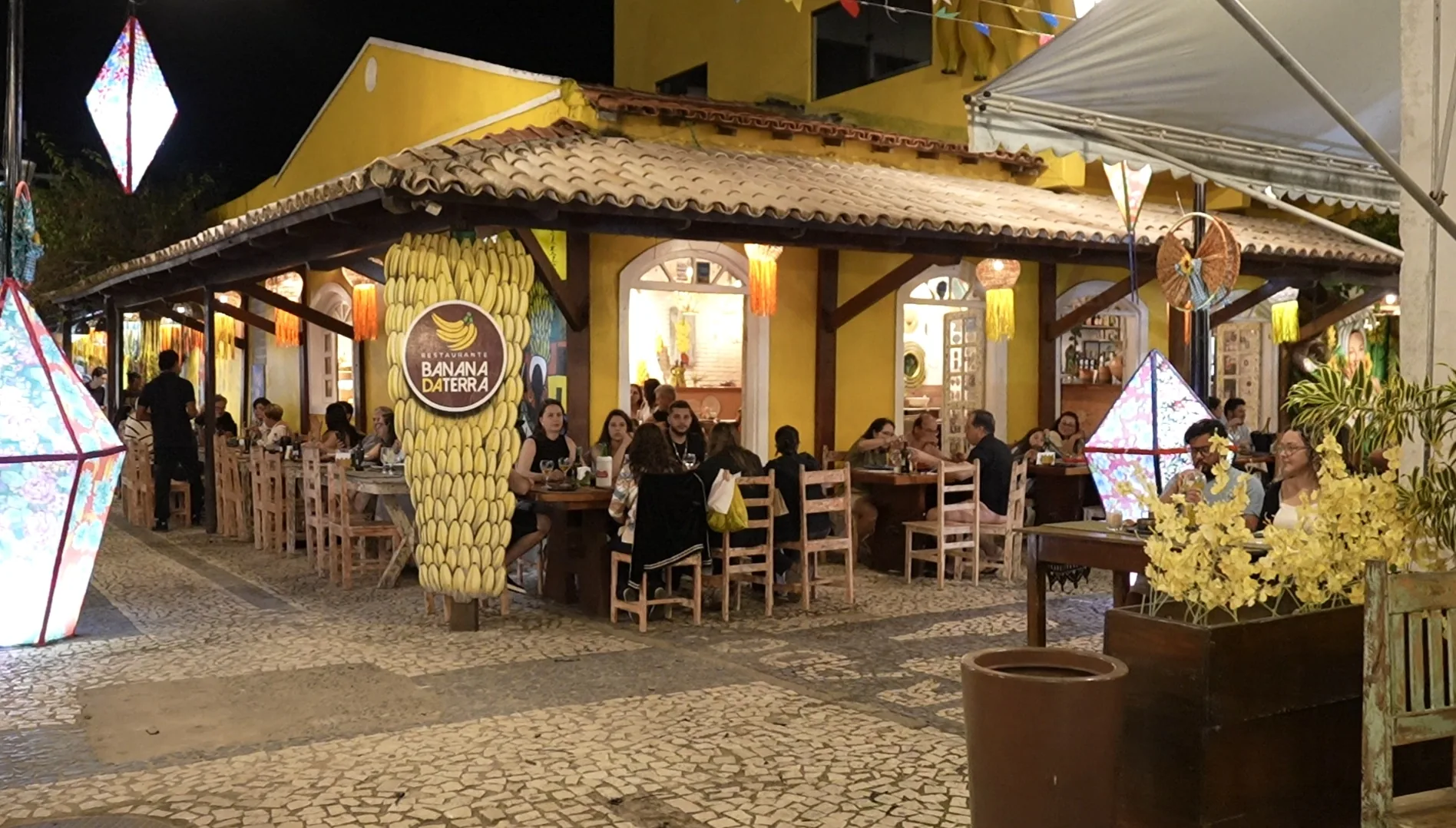 Restaurante no centro histórico de Prado à noite