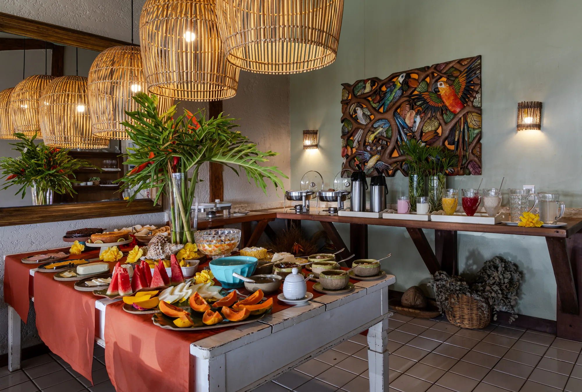 Mesa do café da manhã com frutas, pães e bolos caseiros