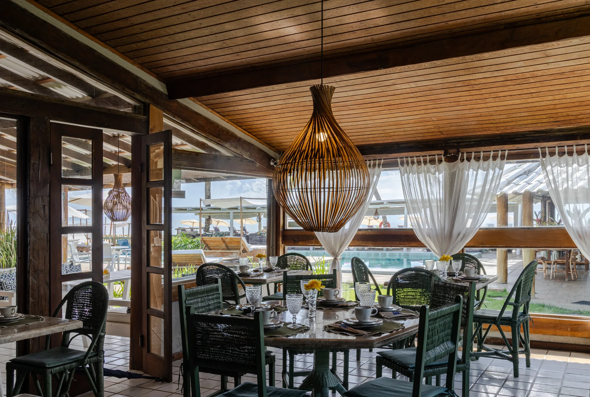 Salão do café da manhã aberto para a piscina e o mar