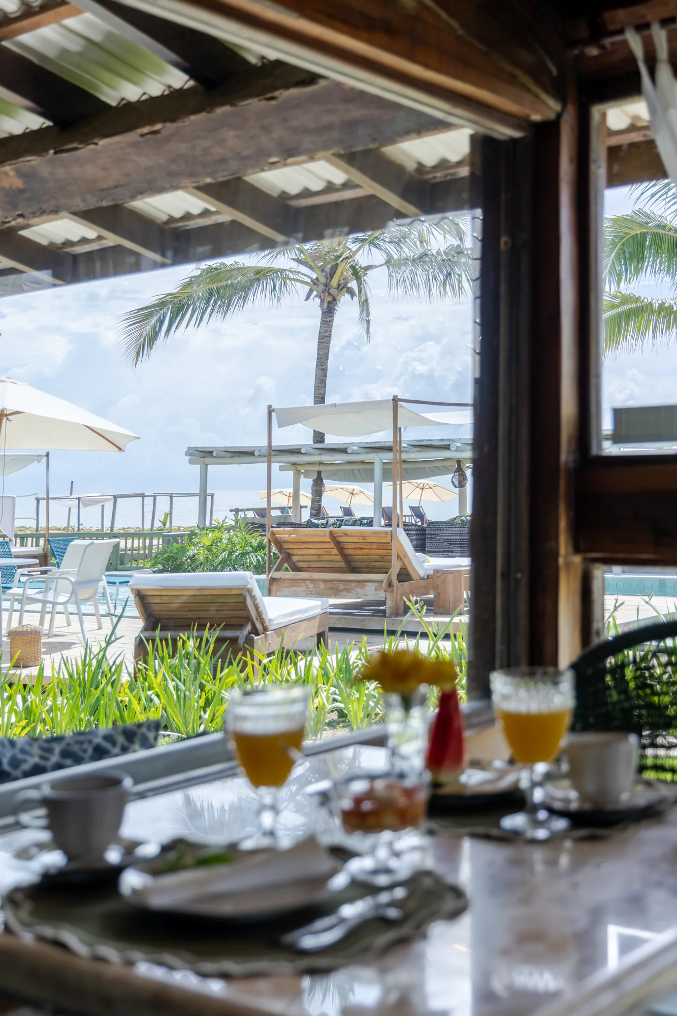 Café da manhã com vista para a piscina e o mar na Pousada Ponta de Areia